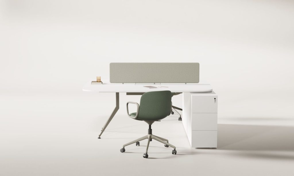 Poste de travail blanc avec écran de séparation en feutre et fauteuil de bureau vert sauge