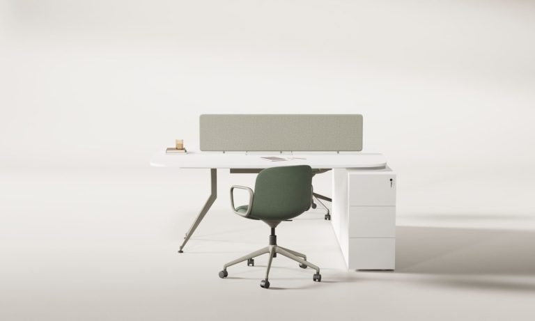 Poste de travail blanc avec écran de séparation en feutre et fauteuil de bureau vert sauge