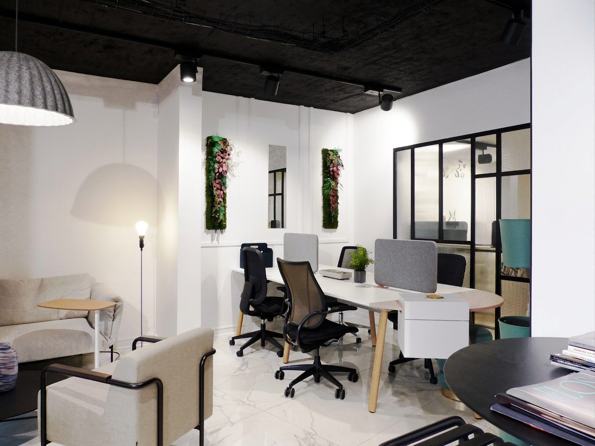 Postes de travail, fauteuils de bureau et coin salon dans le showroom